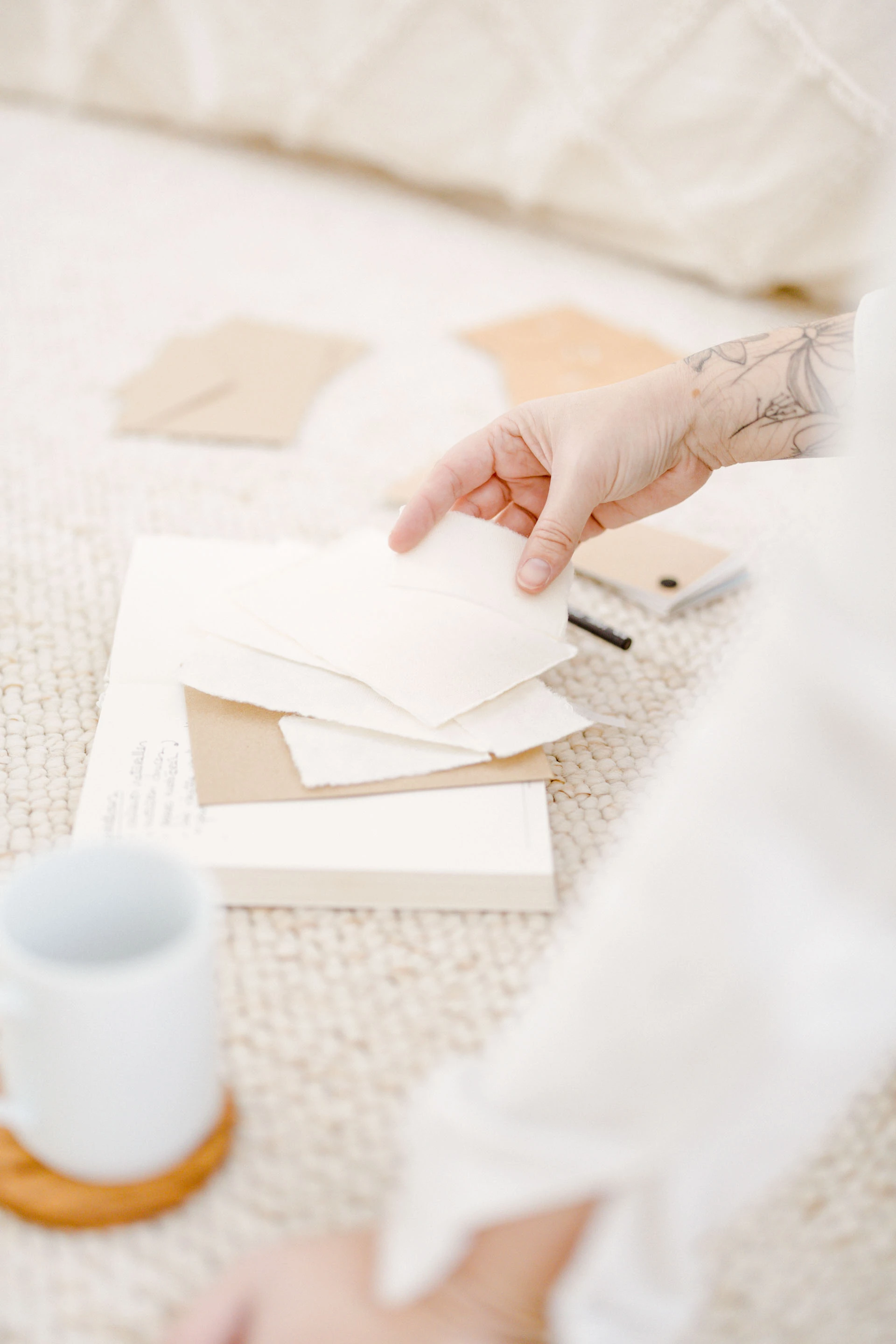 papier fournitures de bureau gris marron orange